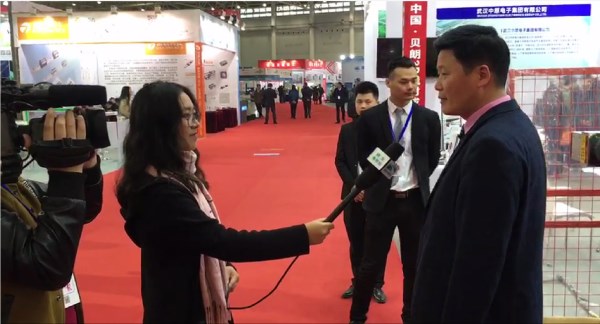 湖北省電視臺記者采訪了貝朗線材成型機廠家王